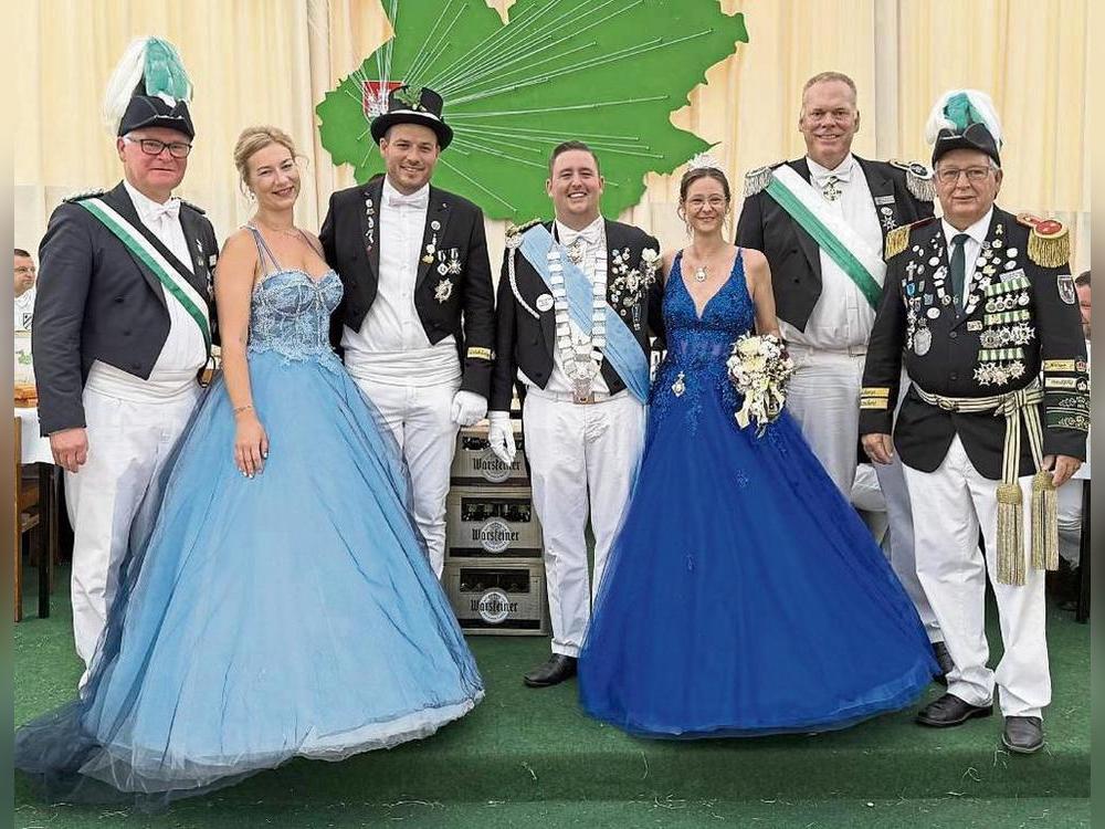 Große Freude über den tollen Festablauf herrschte bei (v.l.) Bürens Oberst Andreas Köchling, das Bürener Königspaar Steffen Löper und Nora Rosensträter, das neue Kreiskönigspaar aus Salzkotten David Käuper und Sabrina Bohr, Salzkottens Oberst Matthias Kemper (Sonne) und der stellv. Kreisschützenoberst Johannes Hennek. Foto: Johannes Büttner