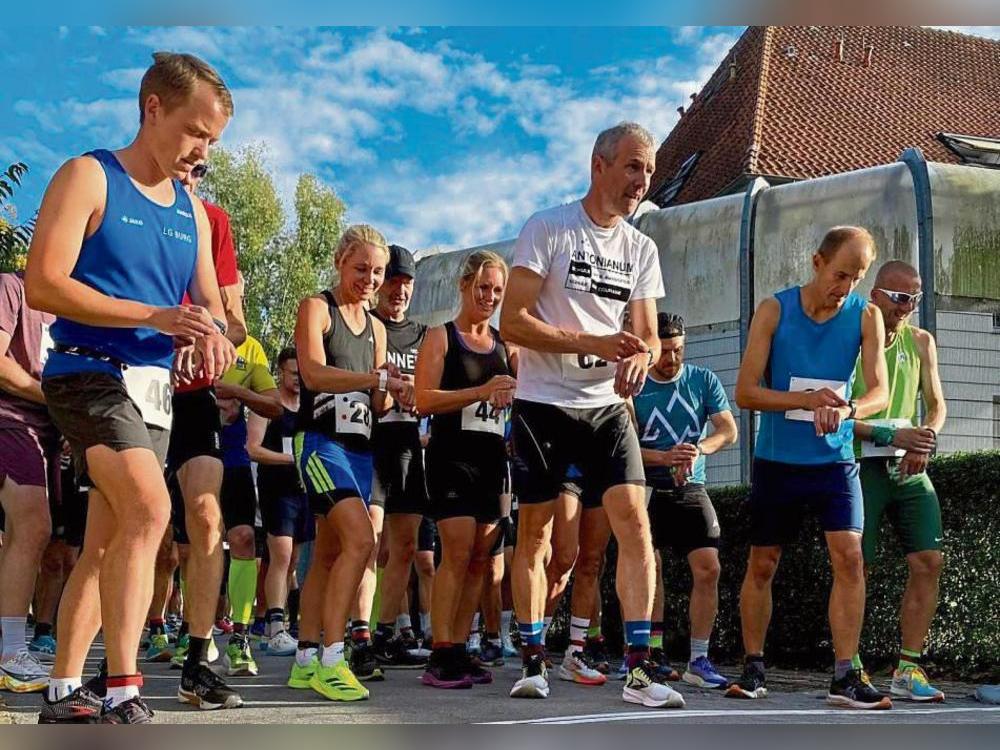 Kurz vorm Start: Die Teilnehmer des Forensik-Runs im LWL-Zentrum für Forensische Psychiatrie. Foto: LWL/Schulte-Fischedick