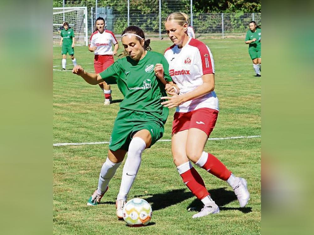 Alles unter Kontrolle hatten die Stirper Damen (in Grün) im Heimspiel gegen RW Ahlen und verbuchten beim klaren 5:0-Erfolg ihren ersten Saisonsieg. Foto: Uwe Feichtinger
