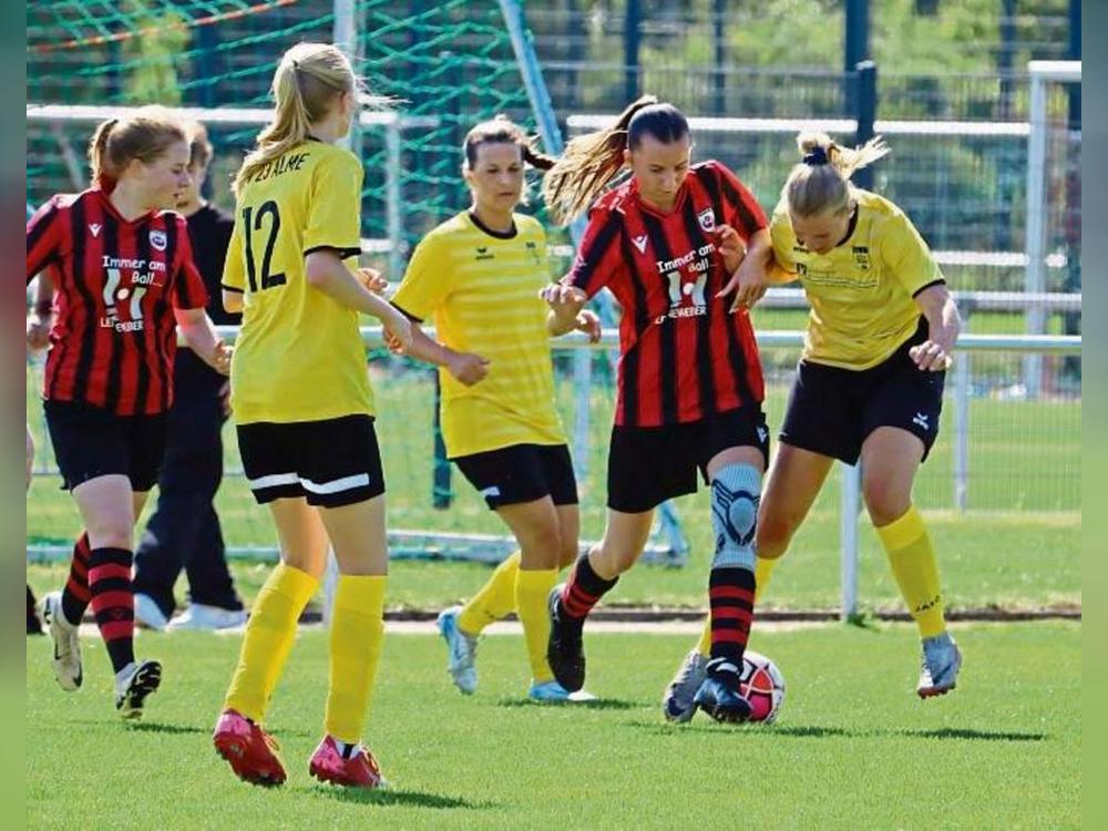 In einer umkämpften Partie setzte sich der SV (in Schwarz-Rot) am Ende knapp gegen Alme durch. Foto: Uwe Feichtinger