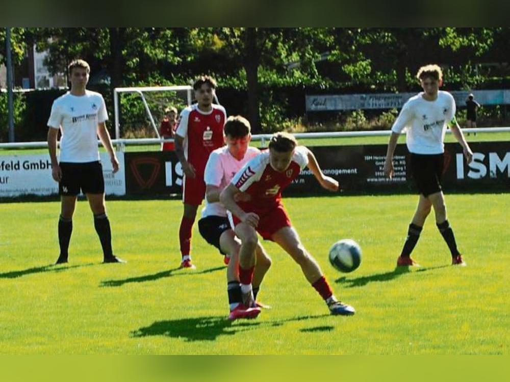 Dem Sturmlauf des SV Bad Waldliesborn (in Rot) hatte die JSG Hörste nicht viel entgegenzusetzen, und so stand unterm Strich eine 0:9-Niederlage. Foto: Hans Dannhausen
