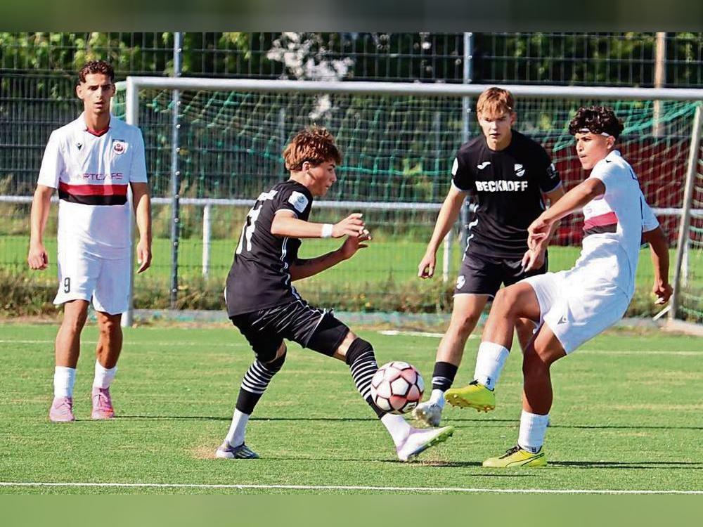 Auftakt geglückt! Die A-Jugend des SV Lippstadt (in Weiß) startete mit einem 2:0-Heimsieg gegen den SC Verl in die neue Westfalenliga-Saison. Foto: Uwe Feichtinger