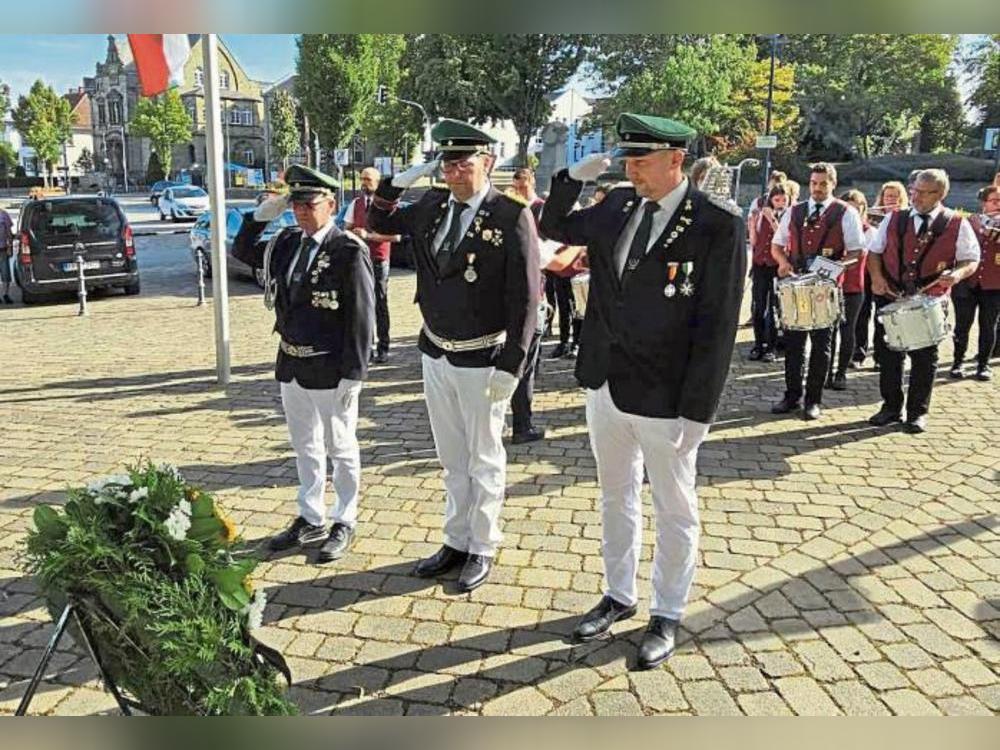 Am Ehrenmal wurde für die verstorbenen Kameraden der Soldatenkameradschaft Anröchte ein Kranz niedergelegt und salutiert.