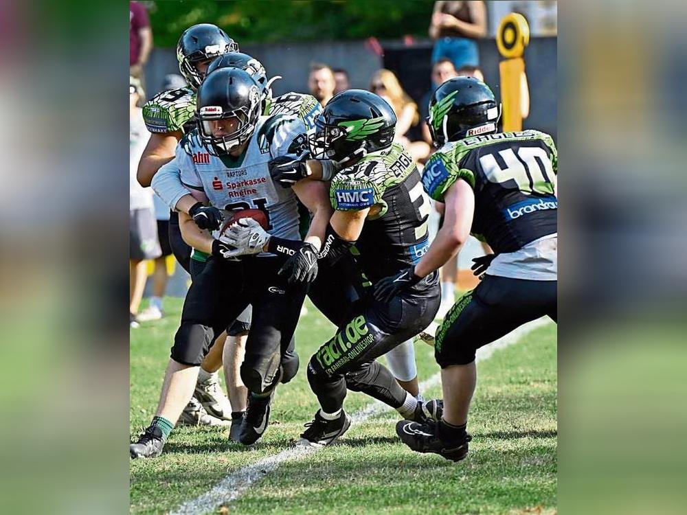 Kaum ein Durchkommen gab es für den Gegner der Eagles. Und so stand unterm Strich ein klarer 38:7-Sieg der Lippstädter (in Schwarz) gegen die Rheine Raptors. Foto: Julia Marx