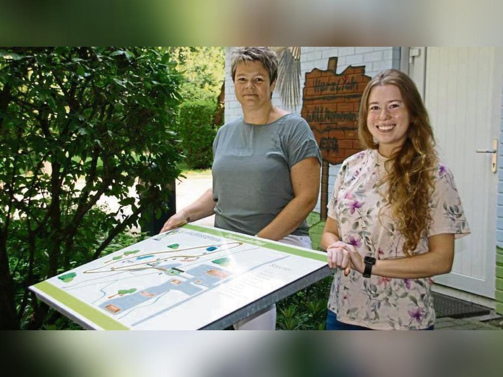 Jessica Malik (l.) und Gabriela Bruchmann, Abfallberaterinnen der ESG, am Startpunkt des DeponieLehrPfades. Foto: ESG