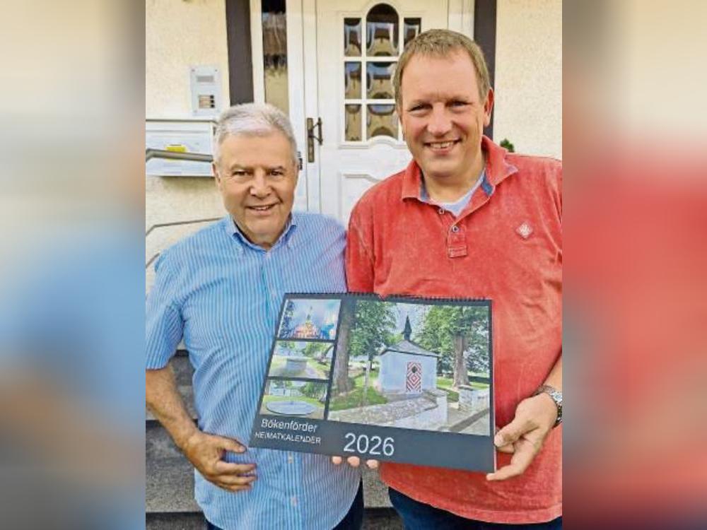 Herbert Polder (l.) und Dirk Ruholl präsentieren den neuen Heimatkalender.