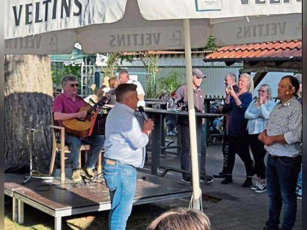 Schauspieler Willi Thomczyk (links an der Gitarre), bekannt aus der RTL-Kultserie „Die Camper“, sorgte mit einem einstündigen Auftritt für beste Unterhaltung.