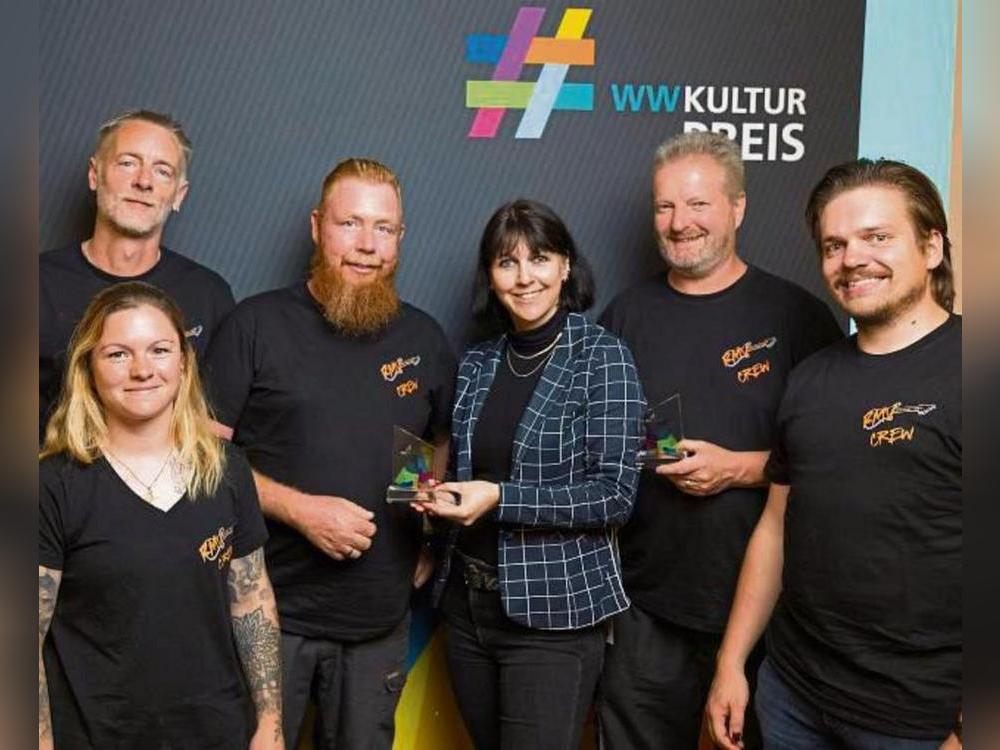 Fast der gesamte Vorstand des Rockmusik-Vereins Verne nahm den Kulturpreis entgegen: v.l. Christof Koch, Kim Zinselmeier, Dirk Schulte, Christiane Rüsel (Westfalen Weser), Ludwig Zinselmeier und Markus Schmidt. Foto: Christian Schwier