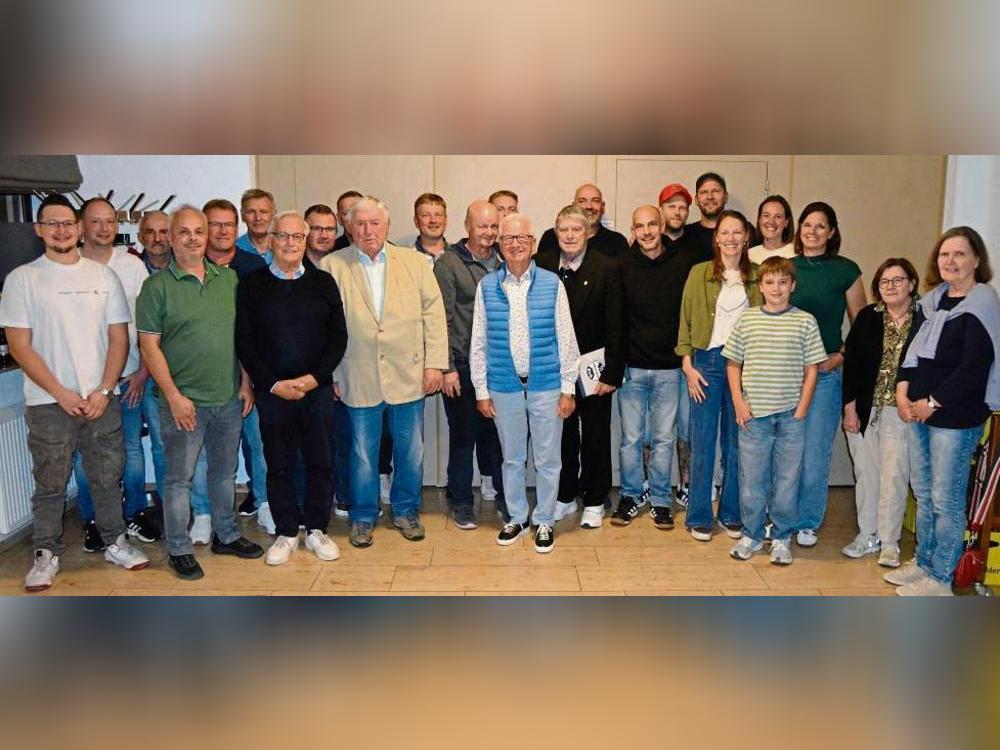 Für ihre langjährige Treue zum Verein wurden zahlreiche Mitglieder des SuS Oestereiden bei der Generalversammlung ausgezeichnet.