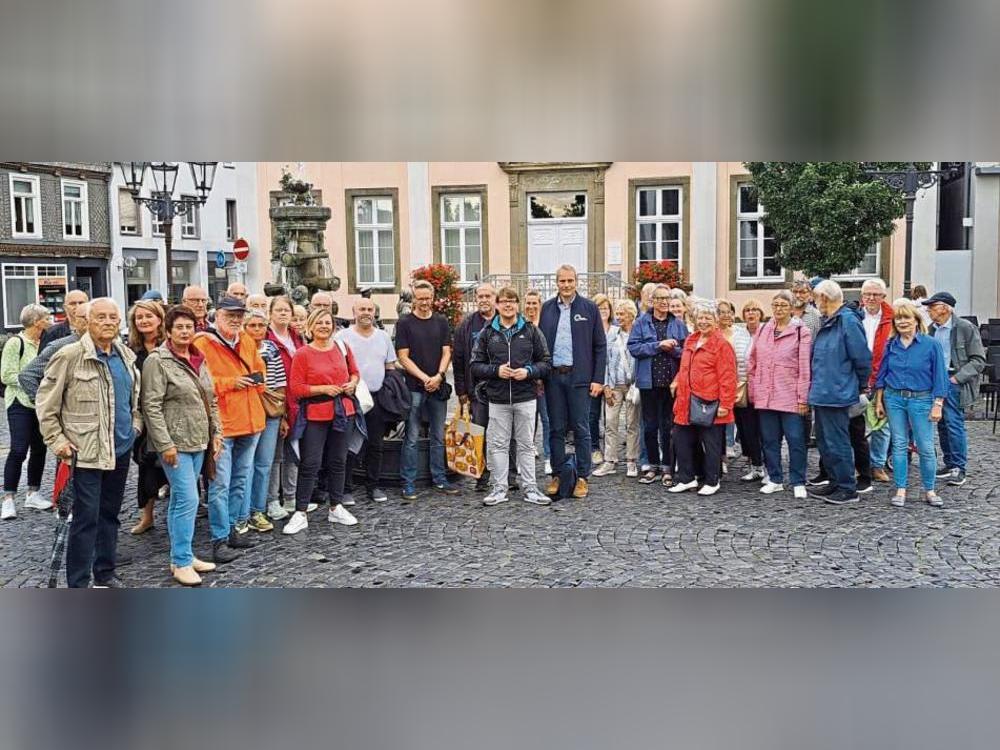 Start zum diesjährigen SPD-Stadtspaziergang am Bürgerbrunnen. Neben zahlreichen Gästen waren auch Alexander Tschense, parteiunabhängiger und von der SPD unterstützte Bürgermeisterkandidat, sowie SPD-Landratskandidat Dr. Bastian Weber mit von der Partie.