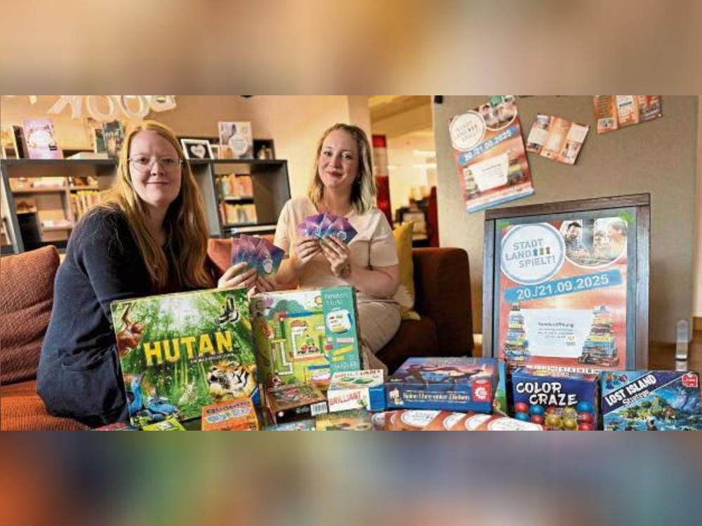 Kathrin Heberle und Darja Lerch vom Team der Stadtbücherei freuen sich auf ein tolles Spielwochenende.