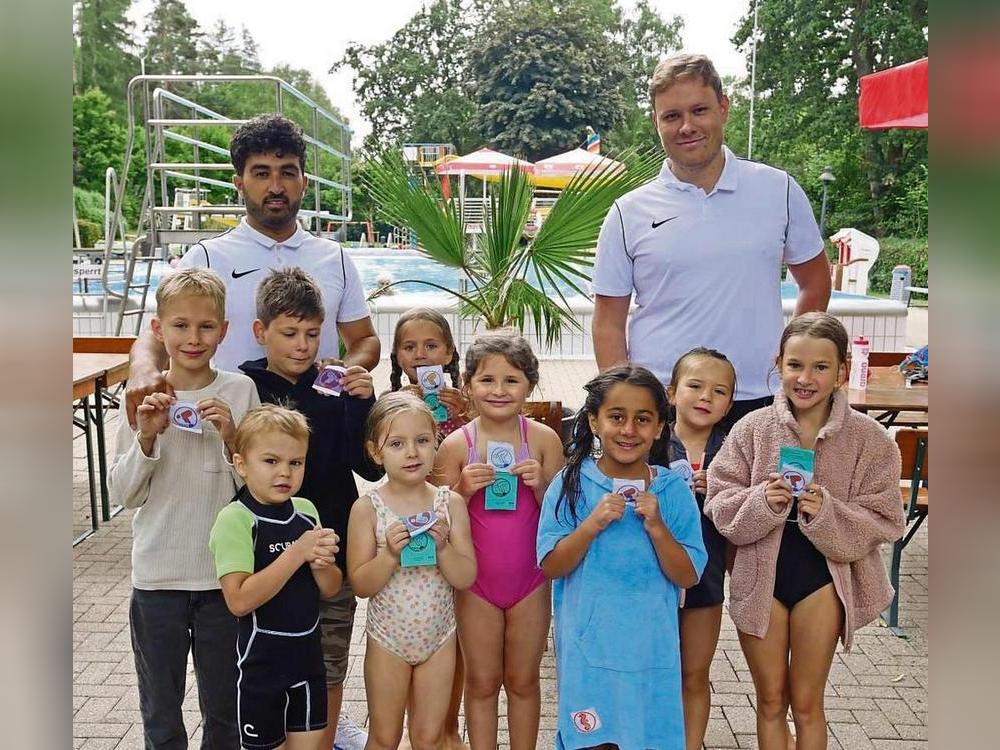 Nach erfolgreich absolviertem Kurs konnten die Schwimmmeister Arno Setaghyan und Max-Gregor Gerhardt den kleinen Schwimmern ihre Abzeichen überreichen. Fotos (2): Sarah Bsdurek