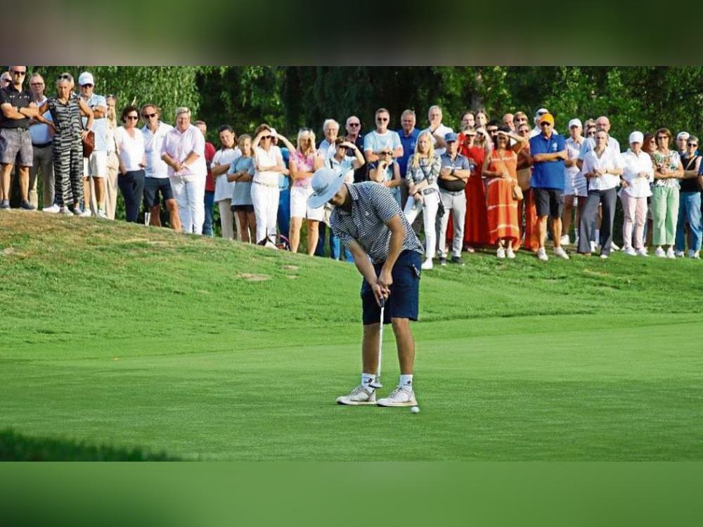Der Sonnenhut stand ihm gut und brachte Glück: Florian Mannheims sicherte sich in einem spannenden Finale vor zahlreichen Zuschauern den Meistertitel des Golfclubs Lippstadt.