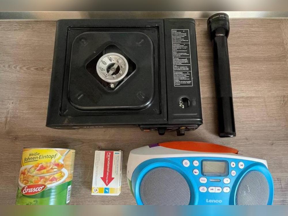 Konserven, Campingkocher, Taschenlampe, Schmerzmittel und Radio (mit Batterie) gehören unbedingt in den Notvorrat. Foto: Rückert