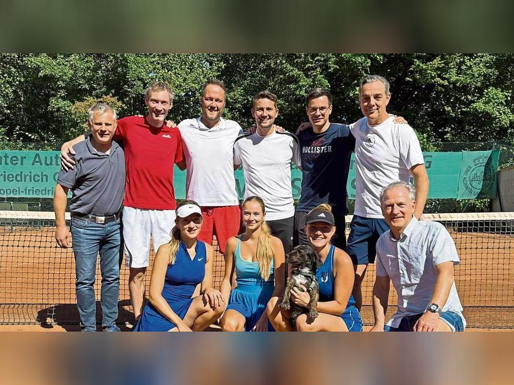 Titel aufgrund eines Formfehlers verspielt, aber glücklicher Aufsteiger in die OWL-Liga: Der TC BW Anröchte mit (h.v.l.) Heiko Grafe, Jan-Peter Bochert, Timo Knepper, Frederik Gerken, Mika Korbmacher, Andre Zühlsdorf sowie (v.v.l.): Sophie Götze, Greta Korbmacher, Carolin Knorr und Uwe Götze. Es fehlen Emma Bartmann und Marcel Dinter.