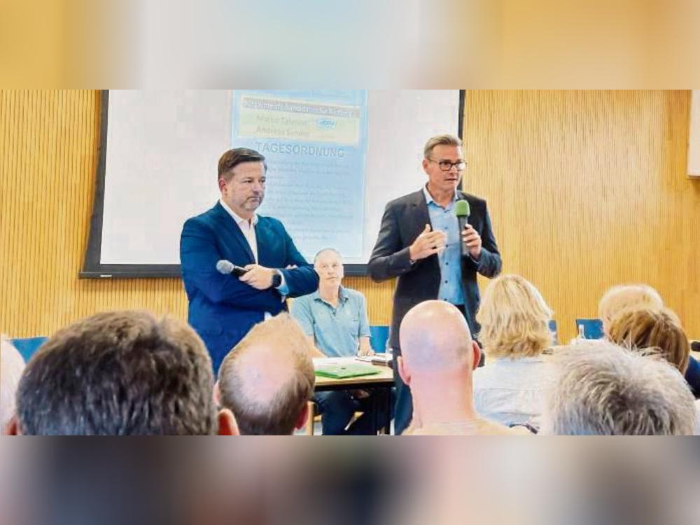 Die Bürgermeisterkandidaten Marco Talarico (l.) und Andreas Sunder standen in Mastholte Rede und Antwort.