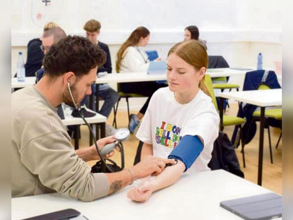 Praxisnah und hochmodern ist die neue LWL-Pflegeschule in Benninghausen eingerichtet. Der Unterricht in dem Neubau läuft inzwischen.