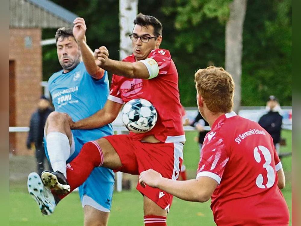 Hart umkämpft war die Partie zwischen Germania Esbeck III (in Rot) und dem VfL Hörste/Garfeln II. Hörste gewann 3:1 und steht im Achtelfinale. Foto: Frank Lütkehaus