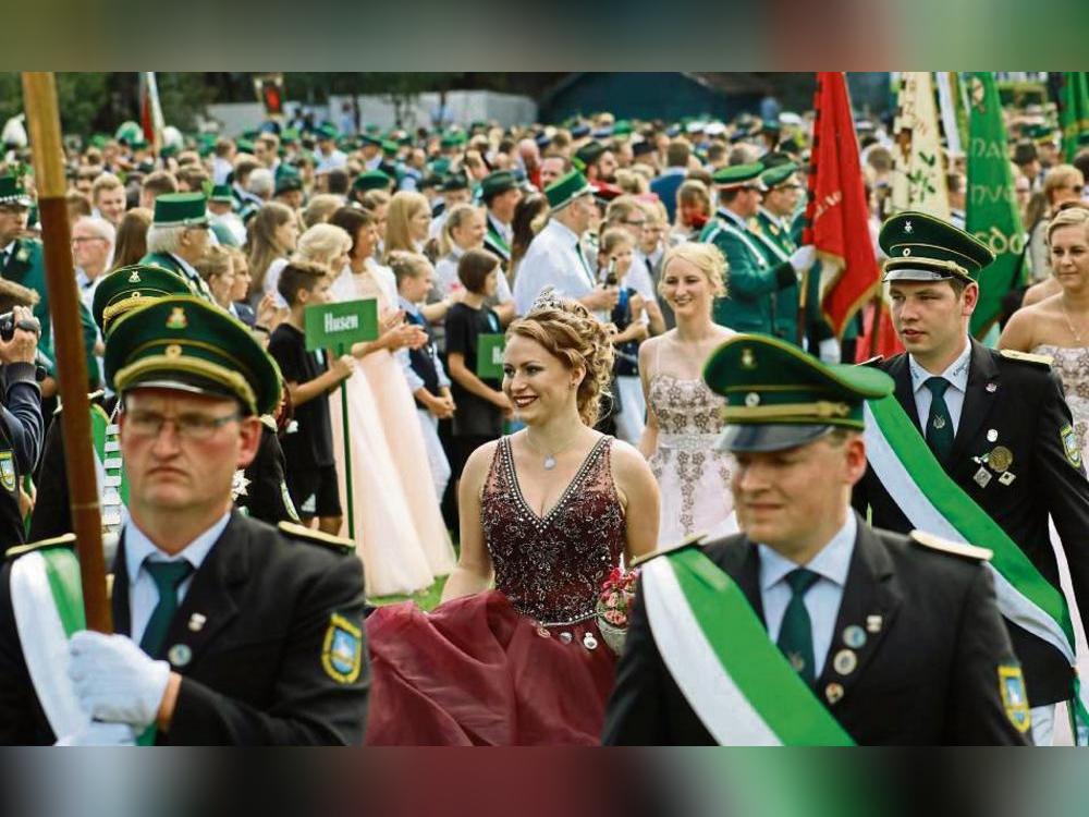 Beim Kreisschützenfest Büren (zu dem u.a. auch Hörste, Mettinghausen und Mantinghausen-Rebbeke gehören) gilt: Wer den Vogel abschießt, holt das Mega-Event nach Hause. 2018 war zum Beispiel Holsen-Schwelle-Winkhausen Ausrichter. Archivfoto: Ulrike Dietz
