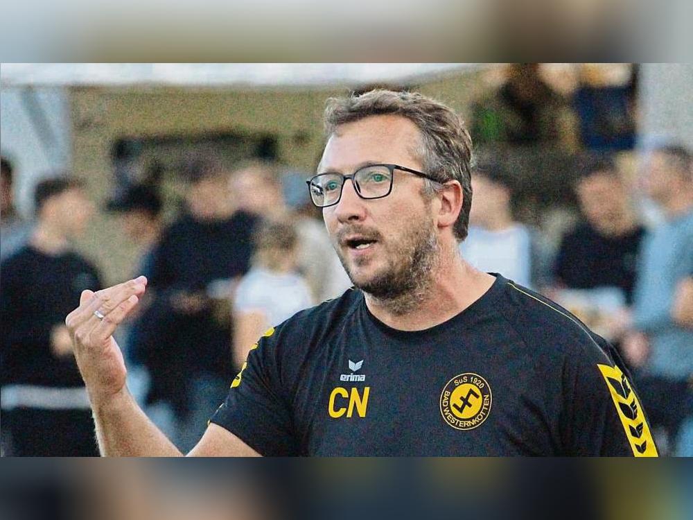Die 100er-Marke wird am Sonntag geknackt: Christian Nolte ist seit 2022 Trainer des SuS Bad Westernkotten – seitdem geht es im Badeort eigentlich stetig bergauf. Foto: Thorsten Heinke