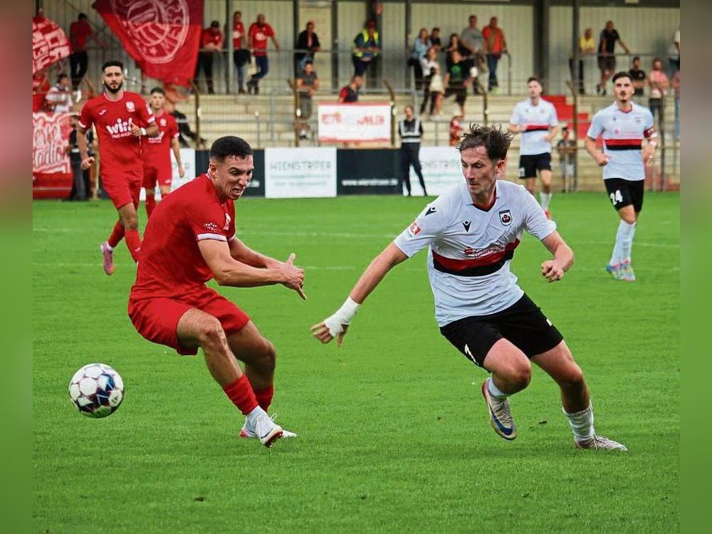Drittes Heimspiel, dritter Sieg: Das ist das erklärte Ziel von Iker-Luis Kohl (r.) und des SV Lippstadt im Duell mit dem 1. FC Gievenbeck in der Liebelt-Arena. Foto: Thorsten Heinke