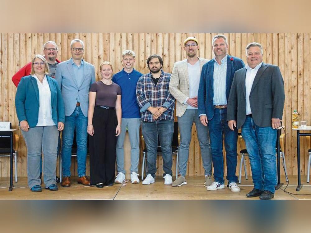 Pia Mösenfechtel (4.v.l.), Nils Eckmann (M.) und Sowie-Lehrer Aleksander Saveski (4.v.r.) von der Marienschule moderierten die Podiumsdiskussion bei der alle Bürgermeisterkandidaten Lippstadts gegeneinander antraten (v.l.): Elisabeth Körner (Grüne), Michael Bruns (Linke), Alexander Tschense (parteilos/SPD unterstützt) sowie Dr. Torben Terwey (FDP/CDL), Jan Böttcher (BG) und Amtsinhaber Arne Moritz (CDU). Foto: Bastian Puls