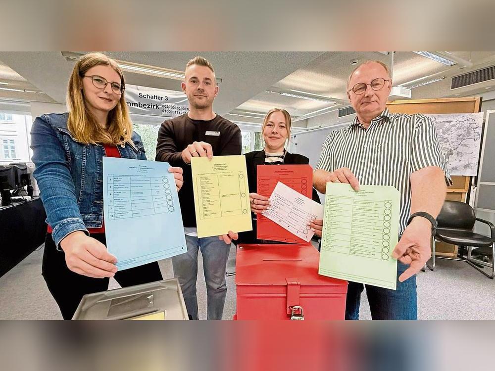 So rot, so grün, so blau: Bunt wie Smarties – nur in sanfteren Pastelltönen – sind die Stimmzettel bei der Kommunalwahl, die das Wahlteam mit (v.l.) Anja Erlenkötter, Justin Benkel, Anna Biniek und Andreas Flaßkamp präsentiert. Foto: U. Vielberg