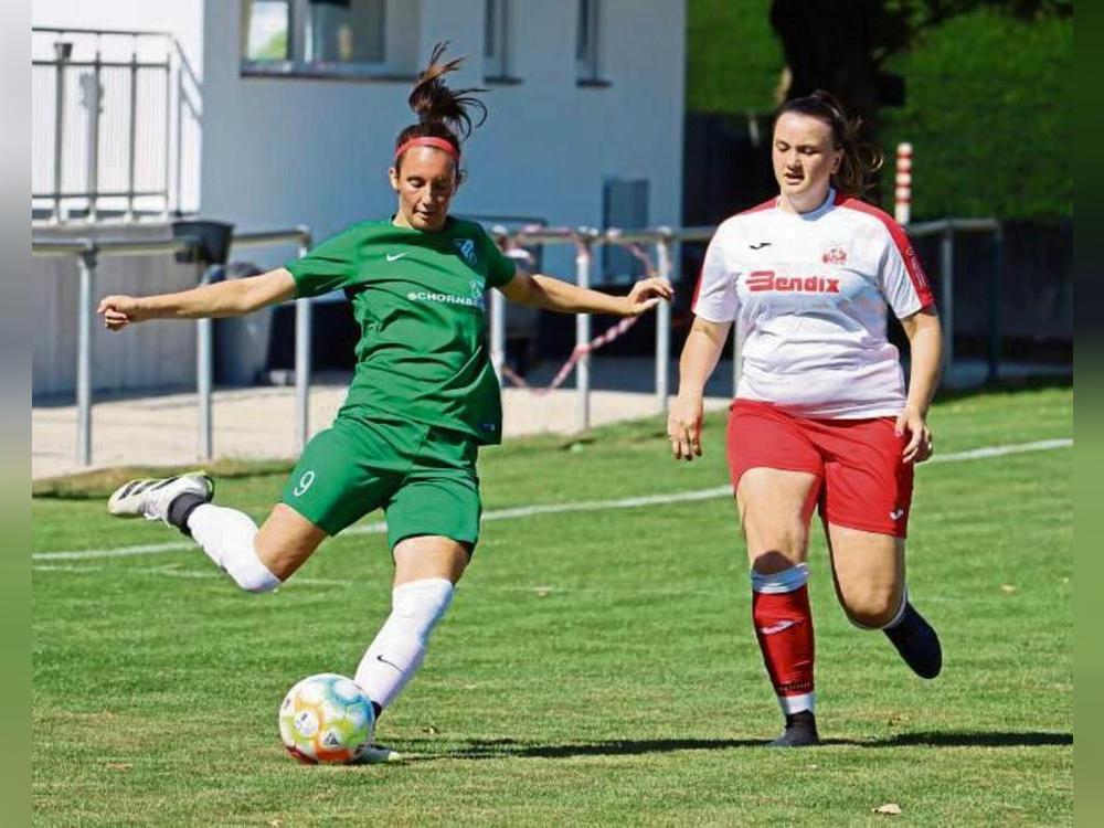 Nach dem 5:0-Erfolg über RW Ahlen wollen die Landesliga-Damen von Germania Stirpe (in Grün) nun endlich auch auswärts punkten. Foto: Uwe Feichtinger