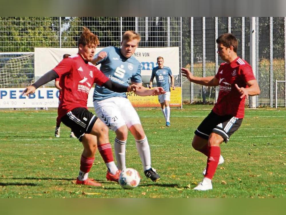 Der SV 03 Geseke (in Rot) fiebert dem Derby gegen Mönninghausen entgegen, während der VfL Hörste/Garfeln (weiße Hosen) zu angeschlagenen Warsteinern reist. Foto: Heiner Schnieder