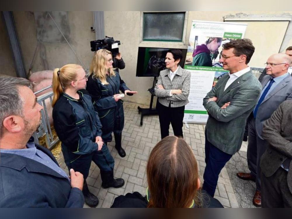 Wie moderne Technik die Tierhaltung verbessern hilft, erläuterte Dr. Katharina Dahlhoff (3.v.l.) im Gespräch mit Landwirtschaftsministerin Silke Gorißen und Ministerpräsident Hendrik Wüst anhand der Sauenhaltung. Den Rundgang begleiteten Andreas Pelzer, Leiter von Haus Düsse (l.), und Landwirtschaftskammer-Präsident Karl Werring (r.). Fotos: Peter Dahm