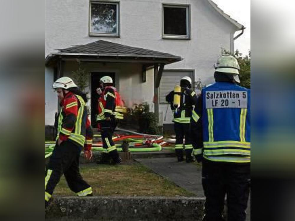 In Holsen war die Feuerwehr am Samstag bei einem Zimmerbrand gefordert. Foto: Johannes Büttner