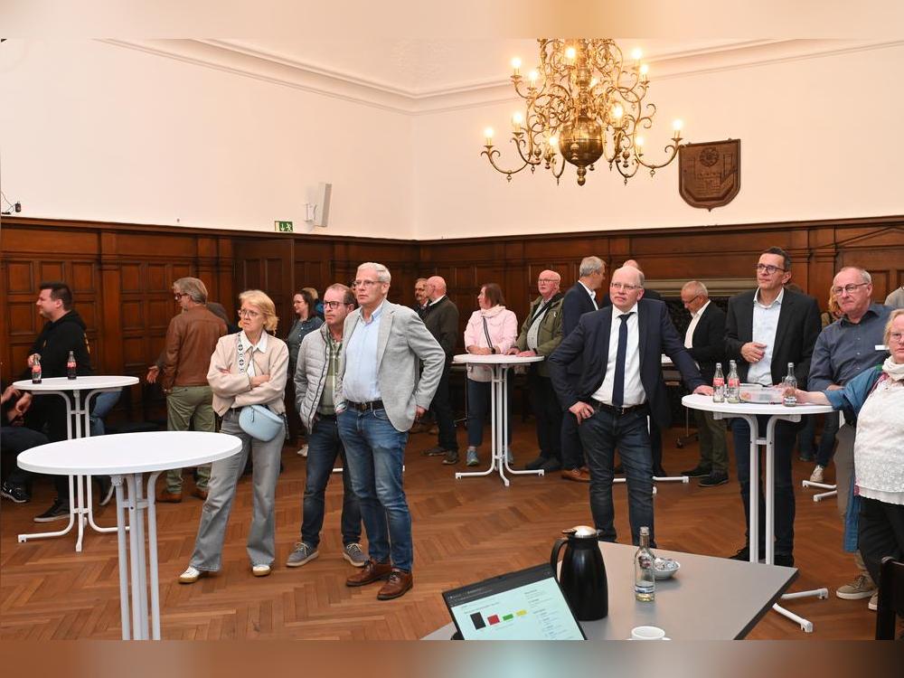 Geduld ist bei der Präsentation der Ergebnisse in Lippstadt erforderlich. Hier fehlten vier Stunden nach Schließung der Wahllokale noch etliche Stimmbezirke. Foto: Tuschen