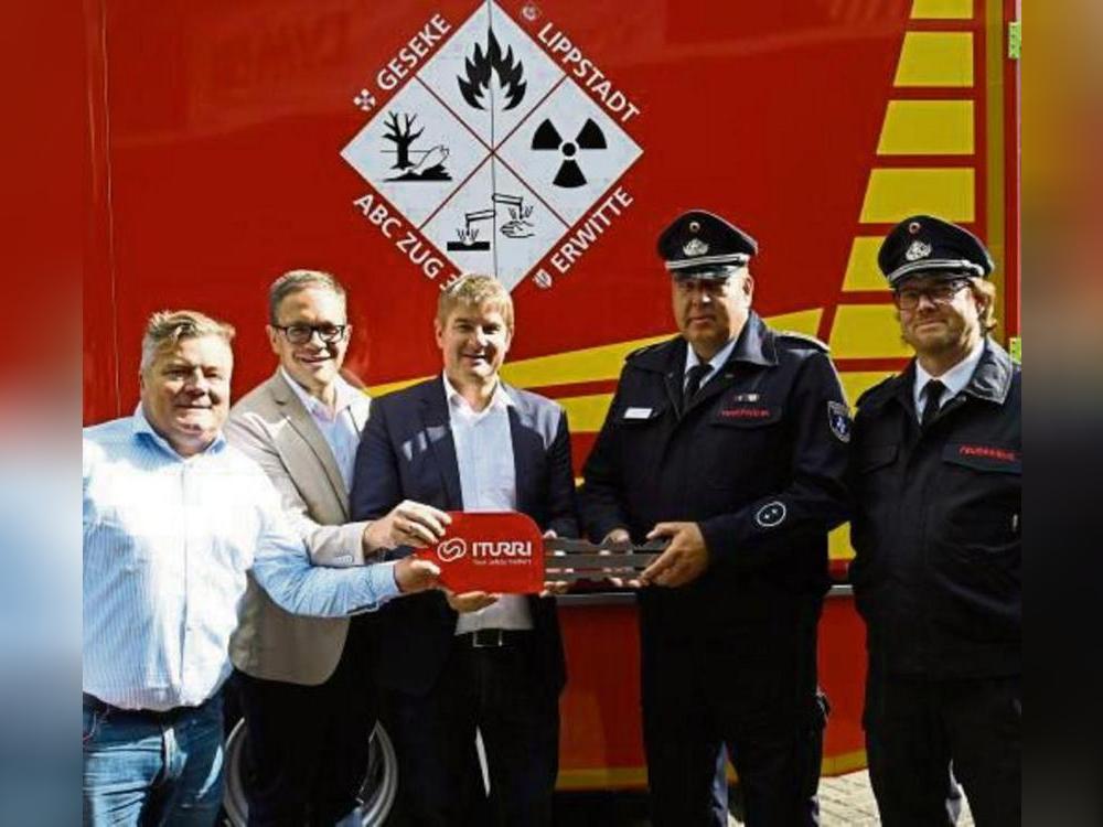 Ein Fahrzeug für drei Kommunen: Schlüsselübergabe mit den Bürgermeistern Arne Moritz (Lippstadt), Henrik Henneböhl (Erwitte), Remco van der Velden (Geseke) sowie Andre Schürer und Daniel Harrenkamp.