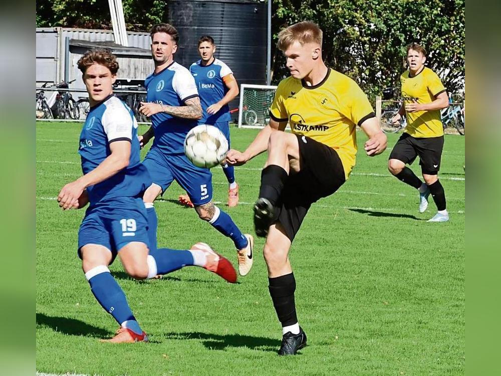 Der zweifache Torschütze Lennart Belda (r.) im Duell mit dem Ex-Lippstädter Tim-Luca Zimpel. Der SuS siegte 4:0 gegen Spitzenreiter Salchendorf. Foto: Frank Lütkehaus