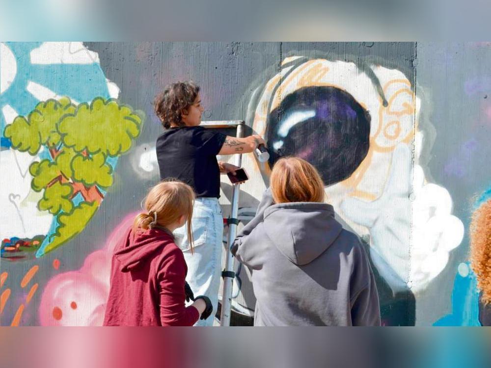 Die Streetart-Künstlerin Hülya Özkan aus Dortmund zeigte heimischen Schülerinnen, wie sie die Graffitis an die Wand bringen. Fotos: Marion Pawliczek