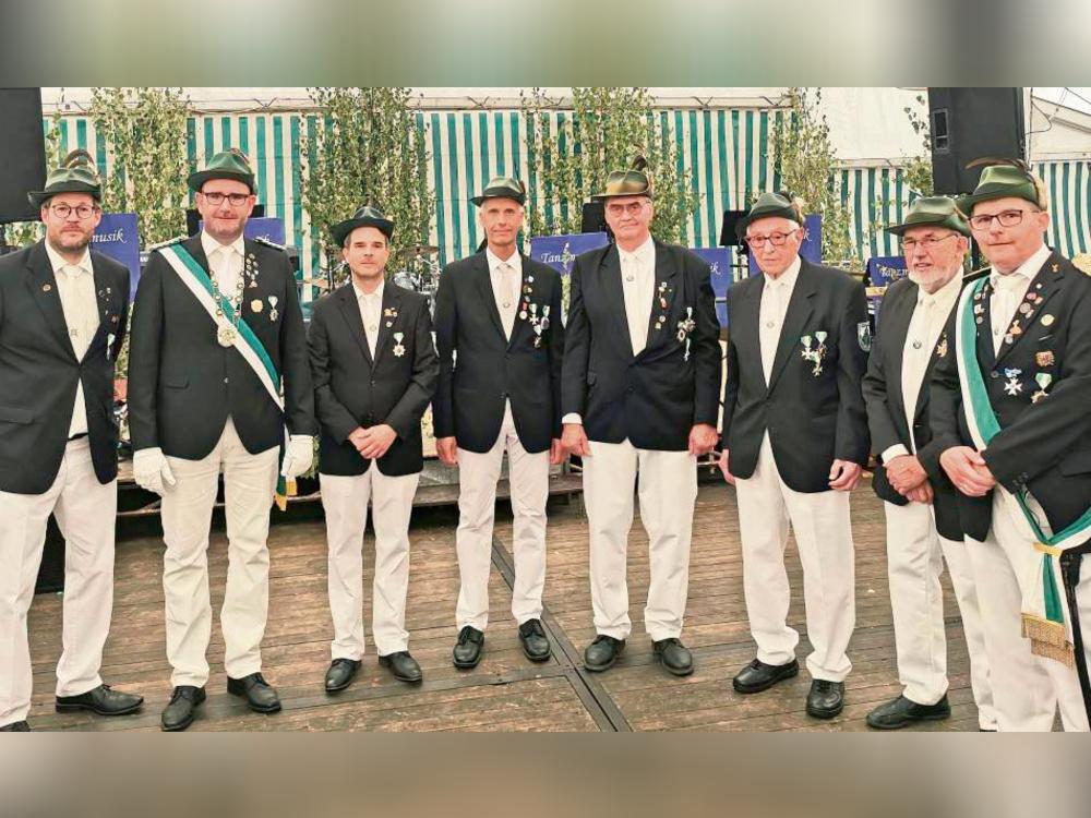 Zahlreiche Jubilare des Schützenvereins Hoinkhausen-Nettelstädt-Weickede wurden in diesem Jahr auf dem Schützenfest in Weickede geehrt. Foto: Jonas Goddek