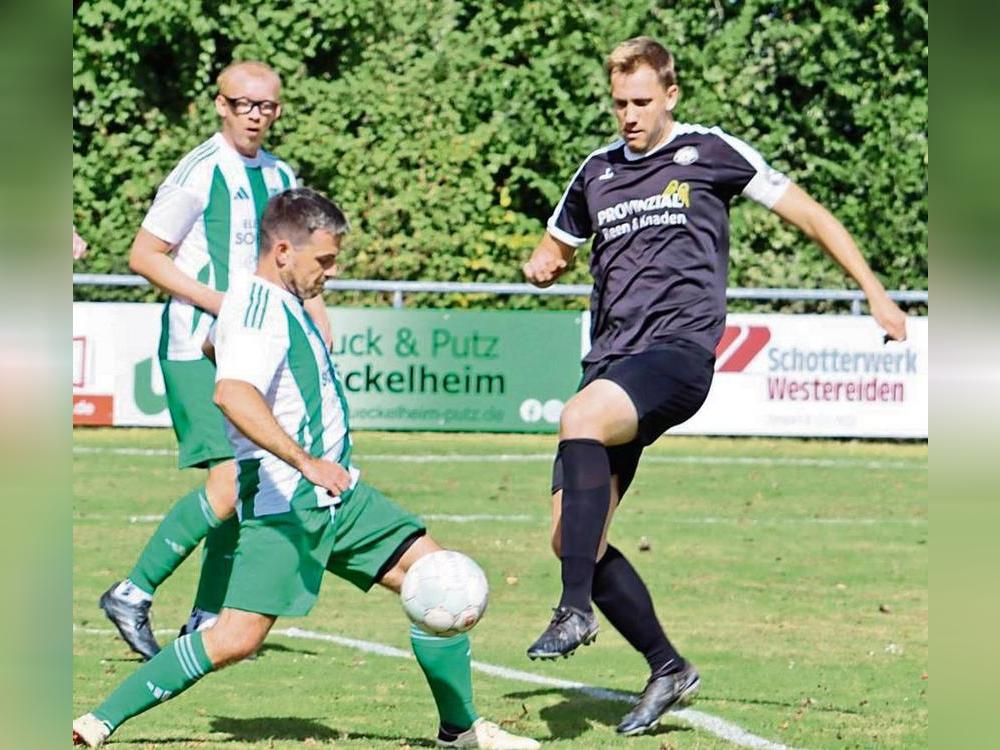 Die Kicker aus Berge (in Schwarz) verspielten gegen Stirpe eine 3:1-Führung und mussten sich am Ende mit einem 3:3-Remis begnügen. Foto: Uwe Feichtinger