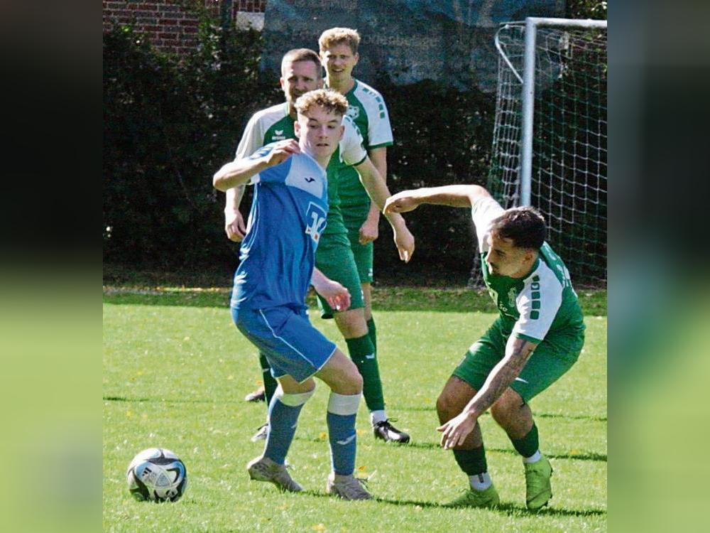 2:2 gegen ein starkes Team aus Oelde: Cappels Trainer André Barth konnte mit der Punkteteilung am Ende gut leben. Der SuS (in Grün) vergab eine zweimalige Führung. Foto: Uli Schlink