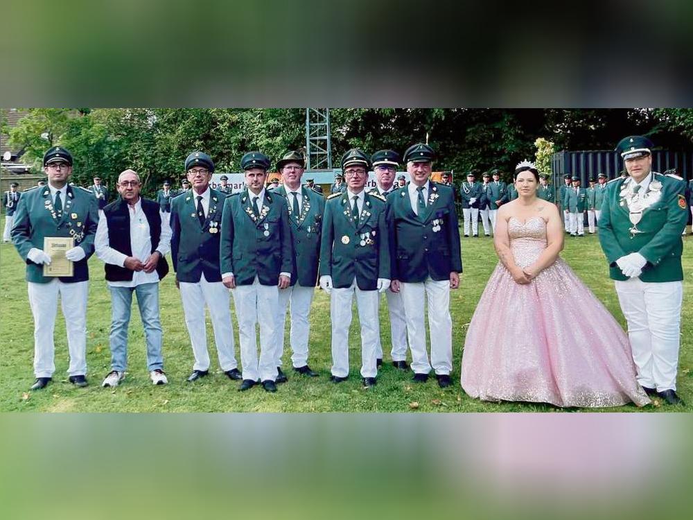 Auf der Festwiese wurden langjährige, treue Mitglieder geehrt.