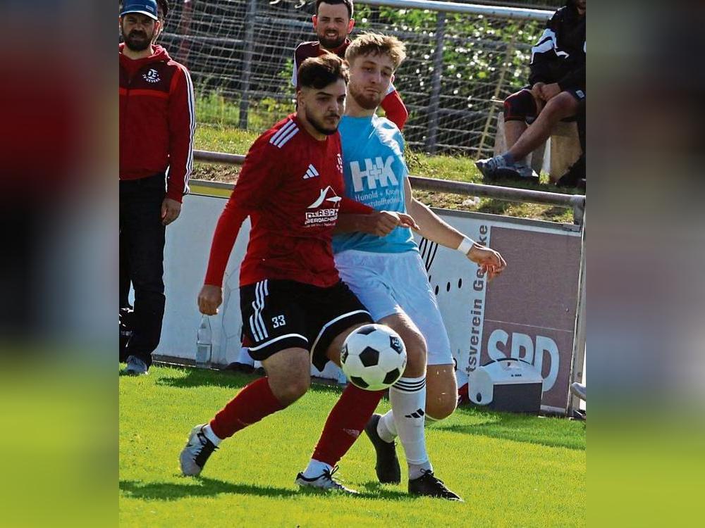 Im Derby gegen den FC Mönninghausen (in Blau) setzte der SV 03 Geseke seinen Matchplan um und kam zu einem verdienten 2:0-Heimsieg. Foto: Hartmut Brand