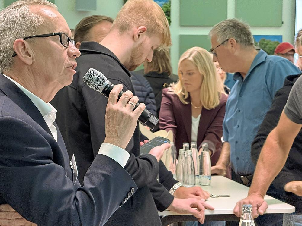 Beigeordneter Hubert Betten moderierte die öffentliche Ergebnispräsentation im Bürgersaal.