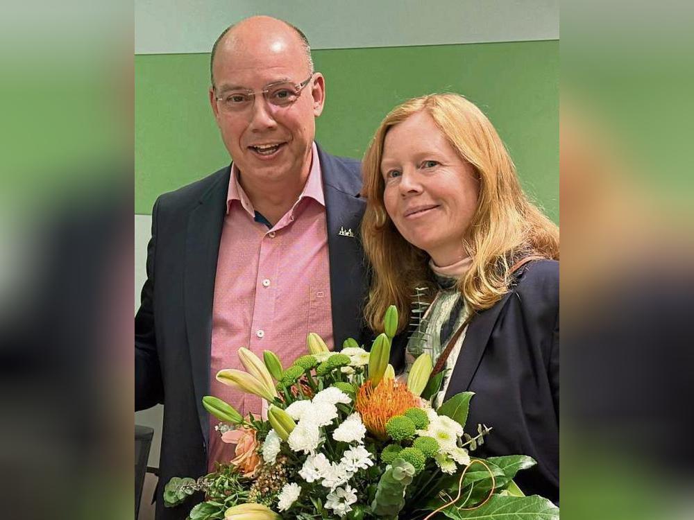 Applaus für Peter Weiken, Blumen und Dankesworte für seine Frau Anke. Rüthens alter und neuer Bürgermeister geht in seine vierte Amtszeit. Foto: Marcel Mund