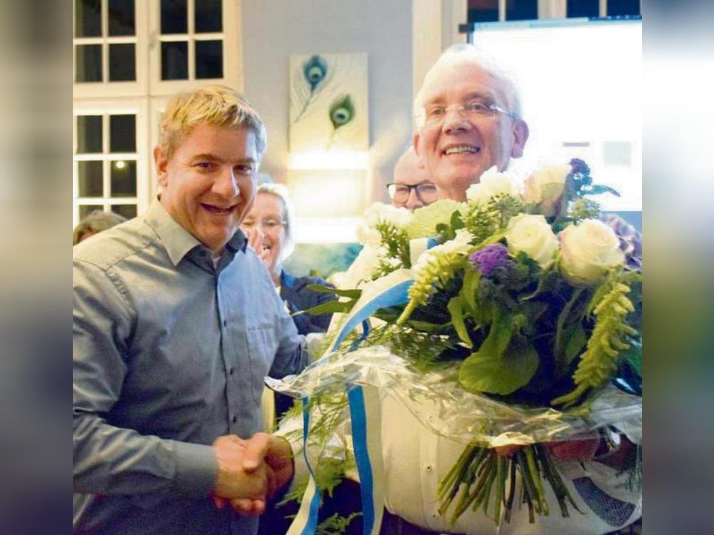 Jubel bei der CDU: Bürgermeister Remco van der Velden (links) feierte ausgelassen, hier mit dem CDU-Vorsitzenden Josef Hanebrink. Die beiden Mitbewerber Joschi Kleine (oben) und Alexander Arens steckten den Kopf aber auch nicht in den Sand. Fotos: Daniel Kossack