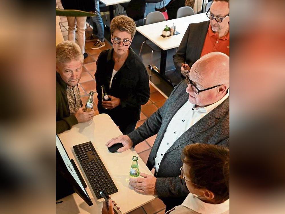 Mit Spannung wurde die Präsentation der Ergebnisse am Sonntagabend im Kreishaus verfolgt. Foto: Dahm