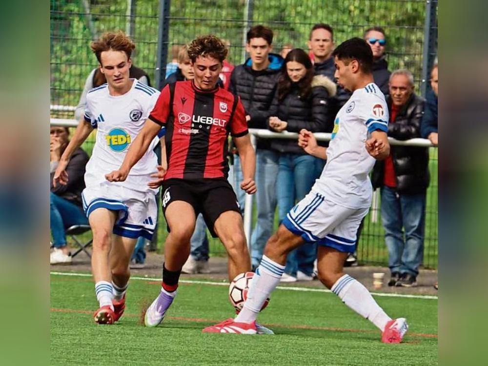 Die BI-Junioren des SV Lippstadt (in Rot) feierten mit dem 5:1 gegen Brünninghausen einen gelungenen Saisoneinstand.