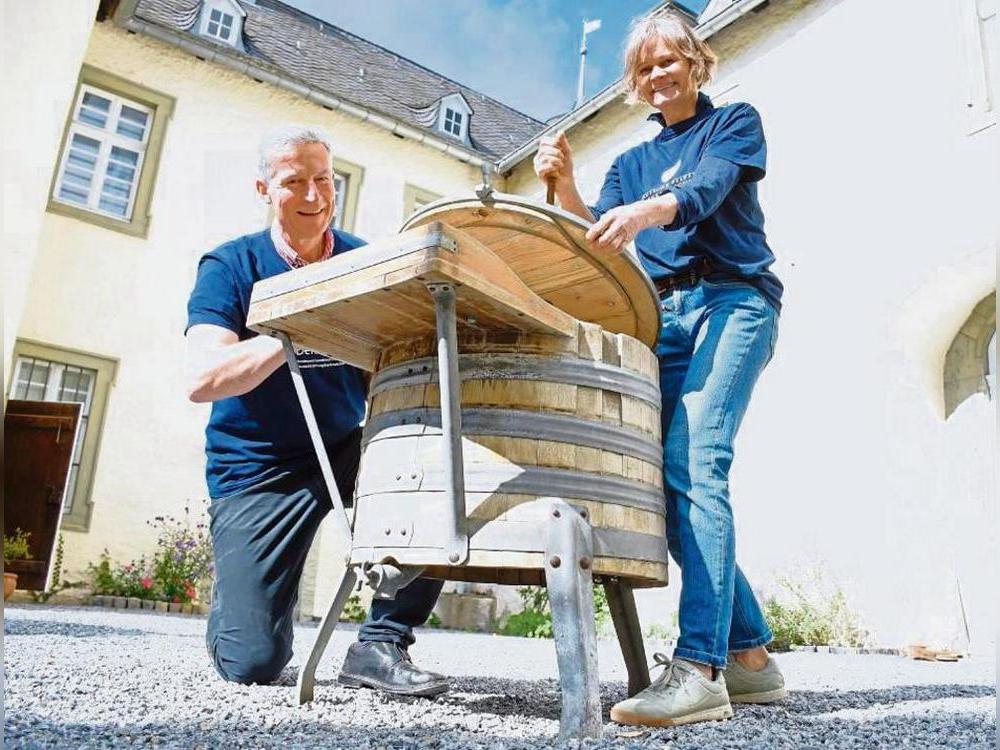 Waschen war anno dazumal Handarbeit: Die Schlossbesitzer Cornelius und Friederike von Fürstenberg an der historischen Kurbelwaschmaschine. Foto: Georg Giannakis