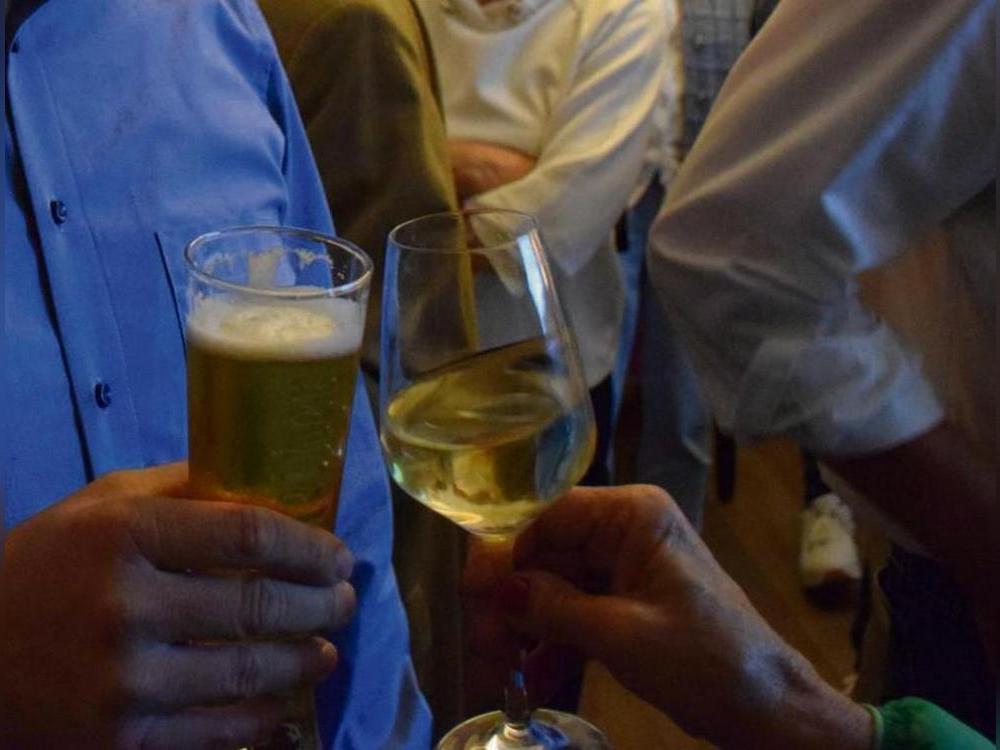 Ordentlich angestoßen wurde am Sonntagabend auf der Wahlparty der CDU. Foto: Daniel Kossack