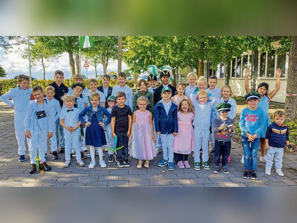 Strahlende Kinderaugen beim Kinderschützenfest in Kneblinghausen – und in der Mitte das neue Königspaar der Kinderschützen Hanna und Luca . Foto: Friedhelm Thomas