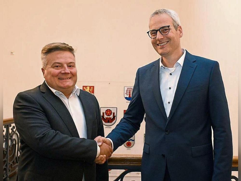 Halten vor der Bürgermeister-Stichwahl in Lippstadt an ihrer Wahlkampfstrategie fest: Arne Moritz (CDU, l.) und der von der SPD unterstützte Einzelbewerber Alexander Tschense. Foto: Dieter Tuschen