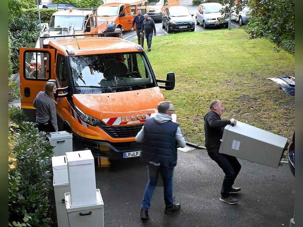 Kolonne der Wahlurnen: Sonntagfrüh um 7 Uhr wurden 70 Urnen vom Stadthaus aus in die 35 Stimmbezirke gefahren, abends ging es in umgekehrter Richtung zurück. Das Ganze wiederholt sich übernächsten Sonntag zur Stichwahl von Landrat und Bürgermeisteramt. Foto: Dieter Tuschen